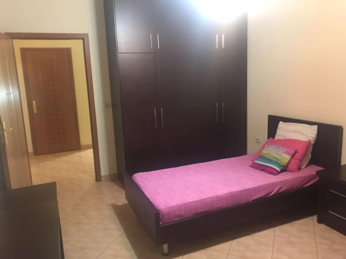 Lovely 2 Bedroom Apartment Tirana Exterior foto